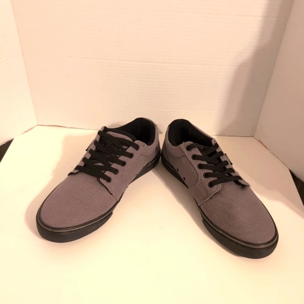 Etnies Gray and Black Sneakers barge LS‎ Men's Size 8.5